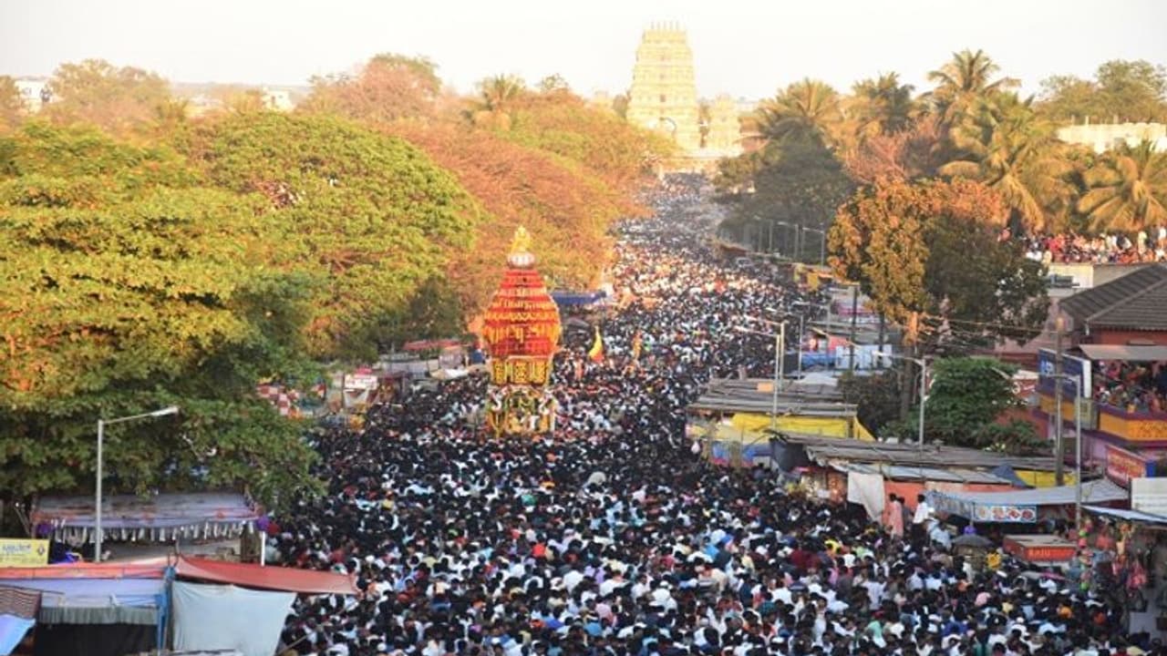 ಭಕ್ತಸಾಗರದ ಮಧ್ಯ ಸಿದ್ಧಾರೂಢರ ರಥೋತ್ಸವ: ಮೂರುವರೆ ಲಕ್ಷಕ್ಕೂ ಅಧಿಕ ಭಕ್ತರು ಭಾಗಿ