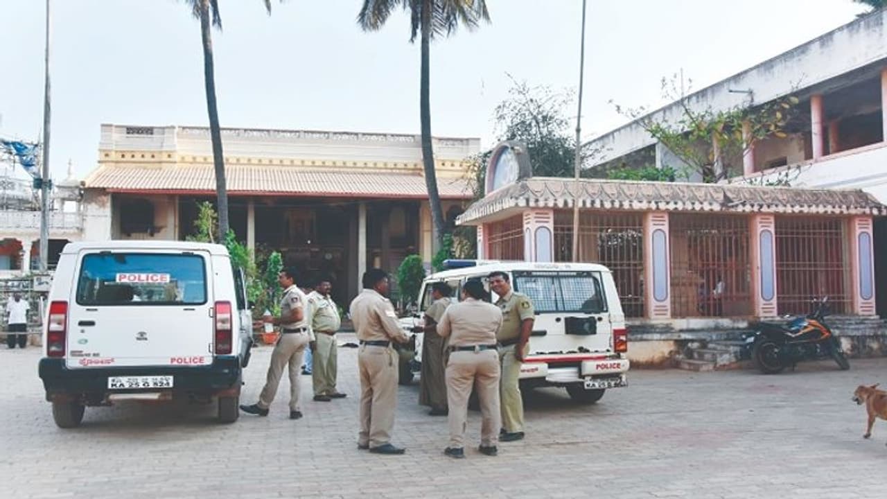ಮೂರುಸಾವಿರ ಮಠ ಉತ್ತರಾಧಿಕಾರಿ ವಿವಾದ: ಮೌನ ಮುರಿದ ಮೂಜಗು ಮೂರುಸಾವಿರ ಮಠ ಉತ್ತರಾಧಿಕಾರಿ ವಿವಾದ: ಮೌನ ಮುರಿದ ಮೂಜಗು