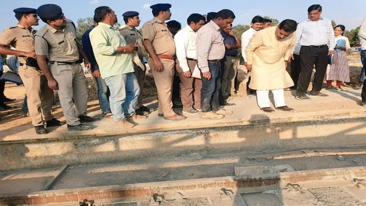 ಬೆಂಗಳೂರು ಉಪನಗರ ರೈಲು: ಕಾಮಗಾರಿ ಬೇಗ ಮುಗಿಸಿ, ಸಚಿವ ಅಂಗಡಿ ಬೆಂಗಳೂರು ಉಪನಗರ ರೈಲು: ಕಾಮಗಾರಿ ಬೇಗ ಮುಗಿಸಿ, ಸಚಿವ ಅಂಗಡಿ