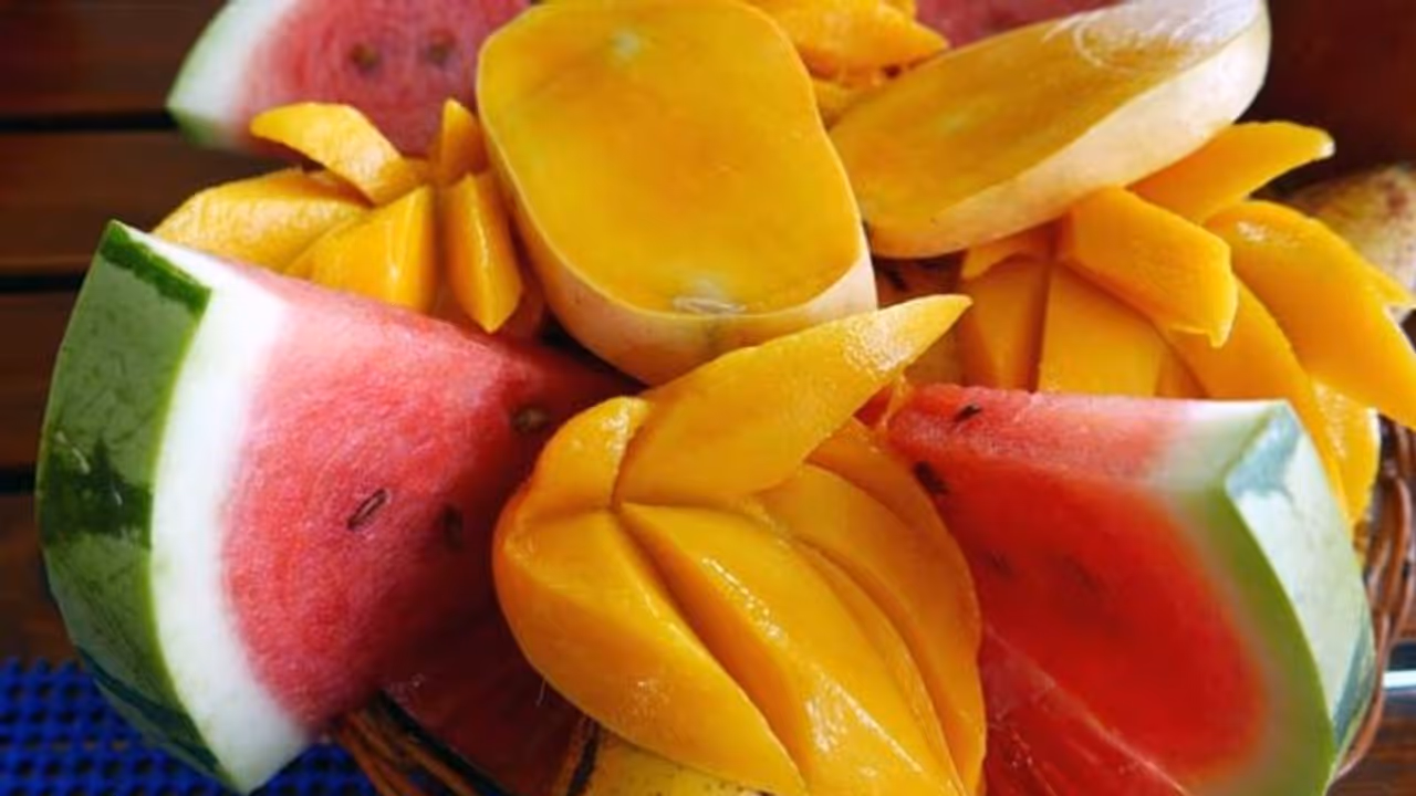গরম আসছে, প্রাণ জুড়োতে কোন ফল খাবেন, কেন খাবেন গরম আসছে, প্রাণ জুড়োতে কোন ফল খাবেন, কেন খাবেন