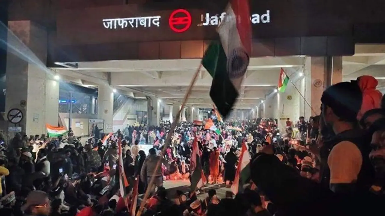 సీఏఏ రగడ: ఢిల్లీలో రాళ్లు రువ్వుకున్న నిరసనకారులు, మెట్రో స్టేషన్ మూసివేత సీఏఏ రగడ: ఢిల్లీలో రాళ్లు రువ్వుకున్న నిరసనకారులు, మెట్రో స్టేషన్ మూసివేత