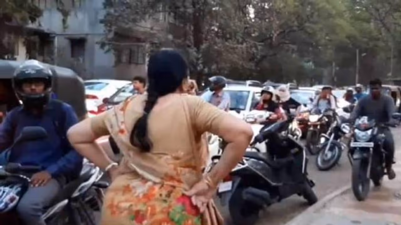 'ഇത് റോഡല്ല, നടക്കാനുള്ളതാണ്'; ബൈക്കുമായി നടപ്പാത കയറുന്നവര്ക്ക് മുന്നില് വന്മതിലായി നിര്മ്മല 'ഇത് റോഡല്ല, നടക്കാനുള്ളതാണ്'; ബൈക്കുമായി നടപ്പാത കയറുന്നവര്ക്ക് മുന്നില് വന്മതിലായി നിര്മ്മല