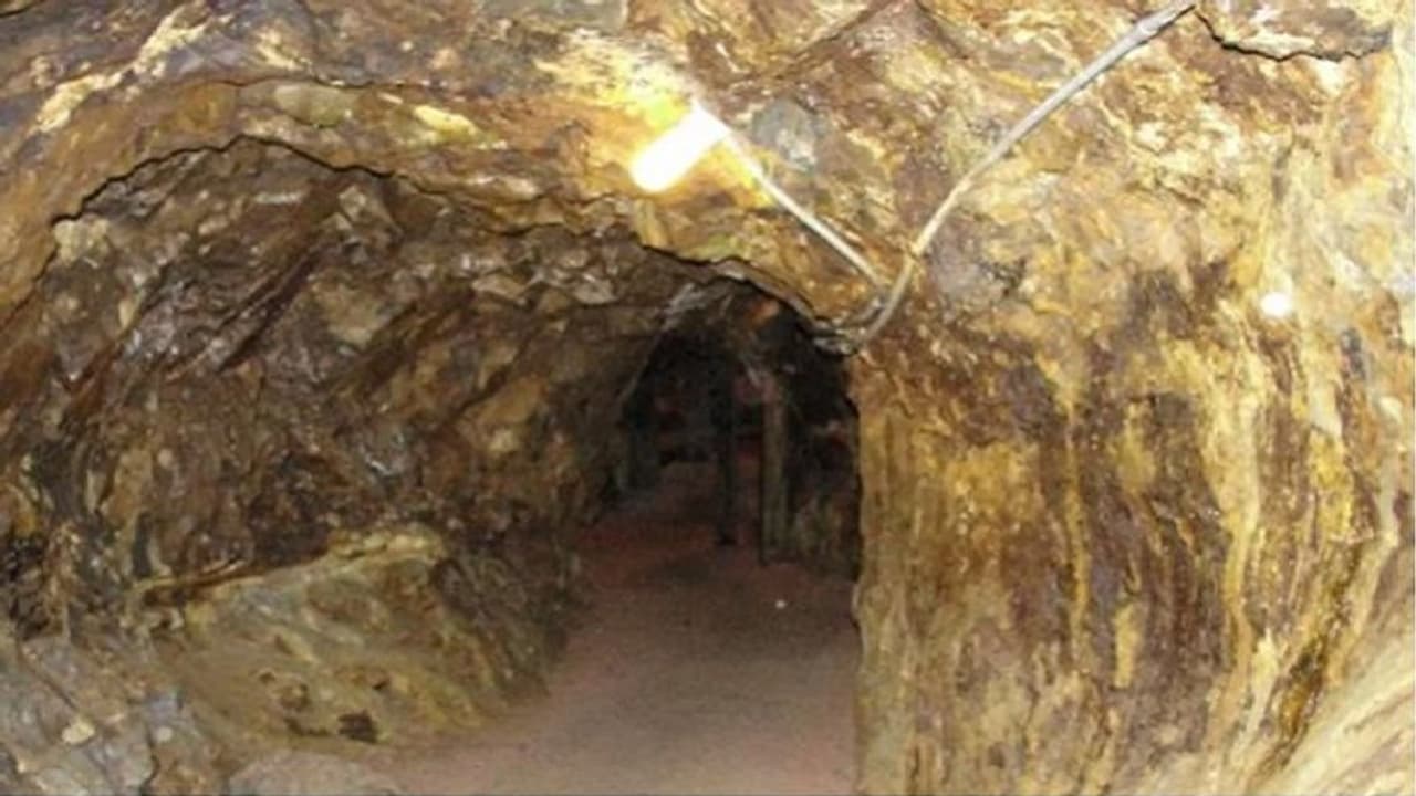 సూడాన్ లో మూసివేసిన బంగారు గని కూలి.. 38మంది మృతి... సూడాన్ లో మూసివేసిన బంగారు గని కూలి.. 38మంది మృతి...