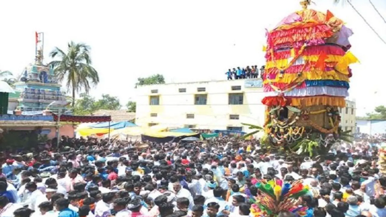 ದಕ್ಷಿಣ ಕಾಶಿ ಕುರುವತ್ತಿ ಬಸವೇಶ್ವರ ಜಾತ್ರೆ: ಪಾದಯಾತ್ರೆ ಮೂಲಕ ಭಕ್ತರ ಆಗಮನ ದಕ್ಷಿಣ ಕಾಶಿ ಕುರುವತ್ತಿ ಬಸವೇಶ್ವರ ಜಾತ್ರೆ: ಪಾದಯಾತ್ರೆ ಮೂಲಕ ಭಕ್ತರ ಆಗಮನ
