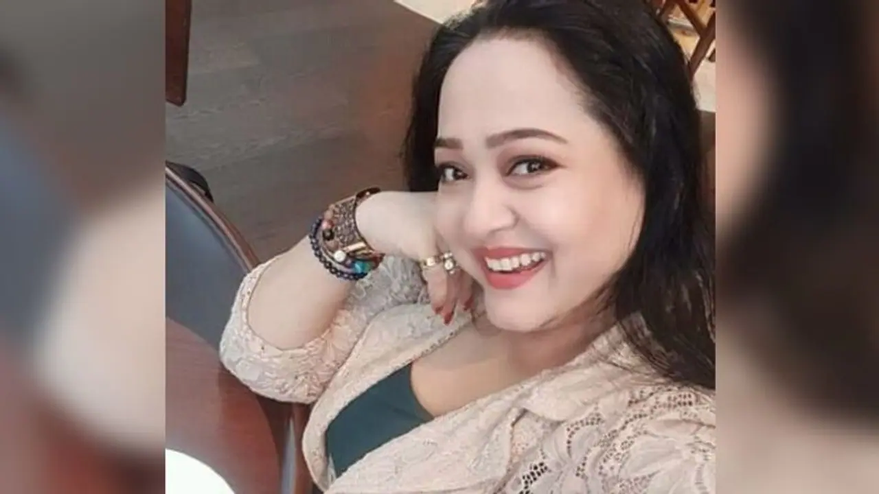 পরণে গ্লিটারস লং ড্রেস, উত্তাল নাচে ভাইরাল অপরাজিতা পরণে গ্লিটারস লং ড্রেস, উত্তাল নাচে ভাইরাল অপরাজিতা