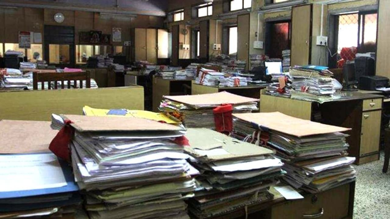 वायरल हो रहा अफसर का आदेश, थूक लगाकर न पलटें फाइलों के पन्ने वायरल हो रहा अफसर का आदेश, थूक लगाकर न पलटें फाइलों के पन्ने