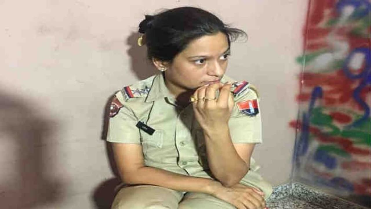 पटना में महिला दारोगा का मोबाइल छीनकर फरार हुआ झपटमार, देखती रह गईं मैडम पटना में महिला दारोगा का मोबाइल छीनकर फरार हुआ झपटमार, देखती रह गईं मैडम