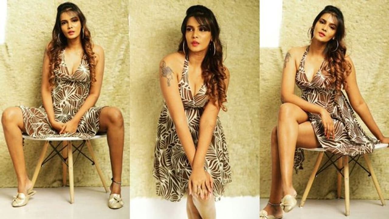 ஒரே விஷயத்தை திரும்ப, திரும்ப காட்டி... நெட்டிசன்களை கடுப்பாக்கிய மீரா மிதுன்...! ஒரே விஷயத்தை திரும்ப, திரும்ப காட்டி... நெட்டிசன்களை கடுப்பாக்கிய மீரா மிதுன்...!