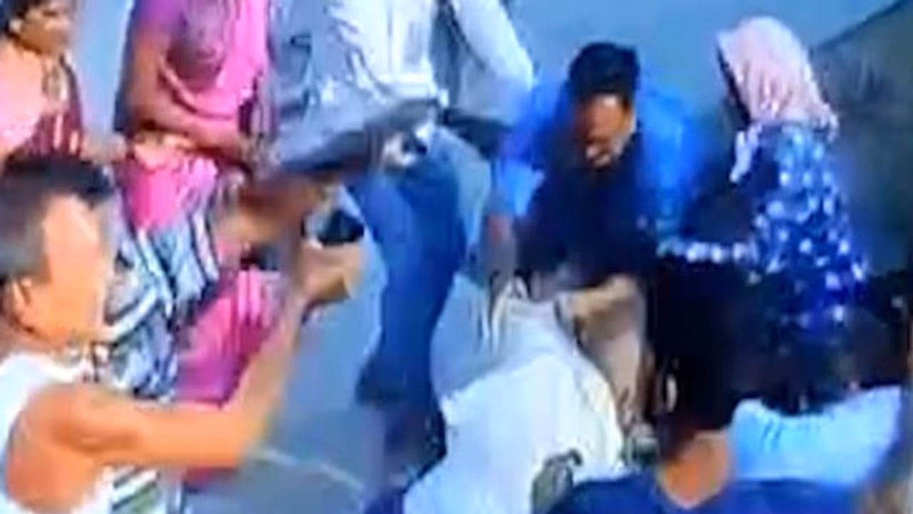 కర్నూల్ జిల్లాలో వైసీపీ వర్గాల మధ్య పోరు: చెన్నంపల్లెలో పోలీస్ పికెట్ కర్నూల్ జిల్లాలో వైసీపీ వర్గాల మధ్య పోరు: చెన్నంపల్లెలో పోలీస్ పికెట్