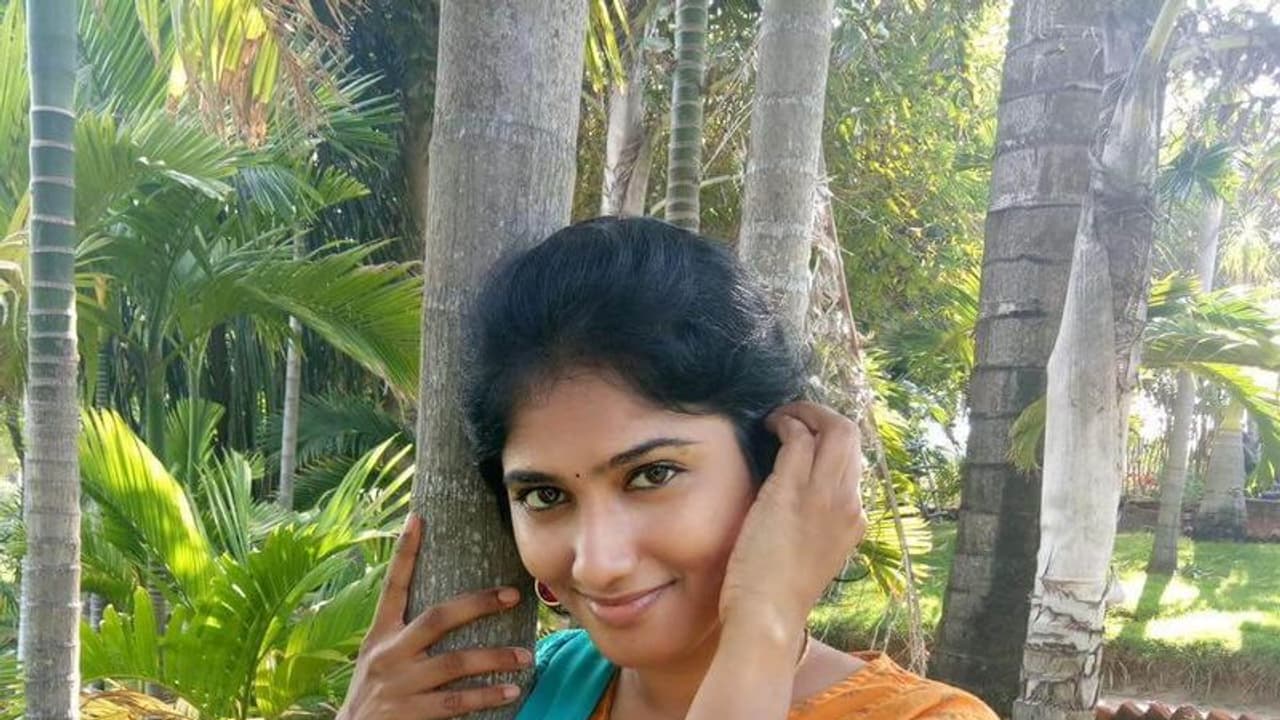 ப்ப்பா... பிக்பாஸ் ஜூலியா இது?... ஆளே அடையாளம் தெரியலையே...! ப்ப்பா... பிக்பாஸ் ஜூலியா இது?... ஆளே அடையாளம் தெரியலையே...!