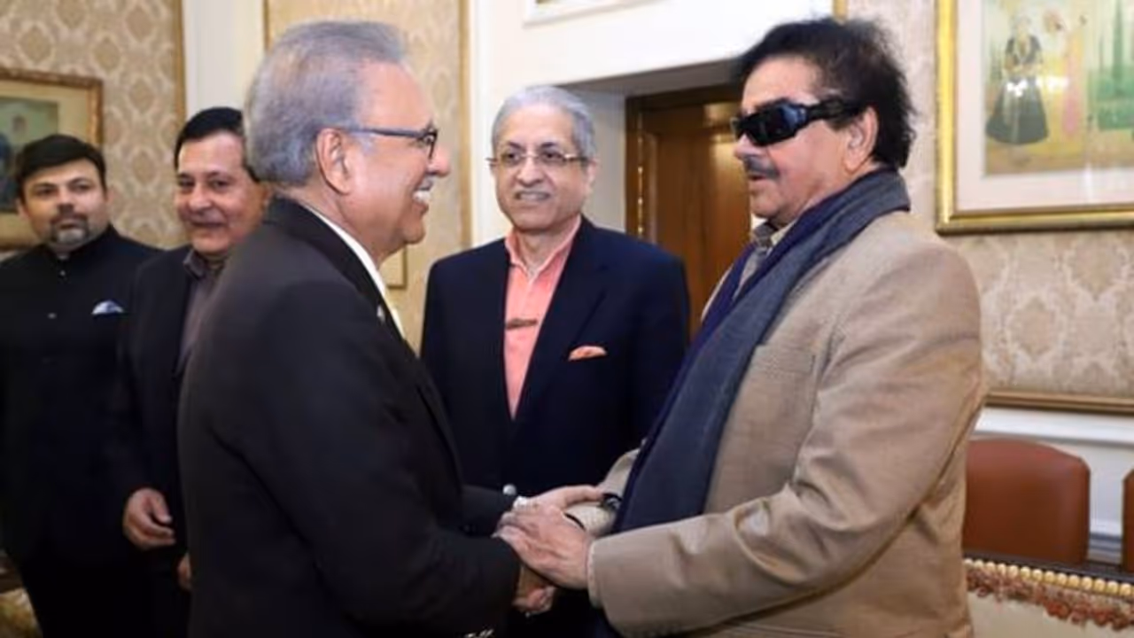 വിവാഹത്തില് പങ്കെടുക്കാന് ശത്രുഘന് സിന്ഹ ലാഹോറില്; പാക് പ്രസിഡന്റുമായി കൂടിക്കാഴ്ച വിവാഹത്തില് പങ്കെടുക്കാന് ശത്രുഘന് സിന്ഹ ലാഹോറില്; പാക് പ്രസിഡന്റുമായി കൂടിക്കാഴ്ച