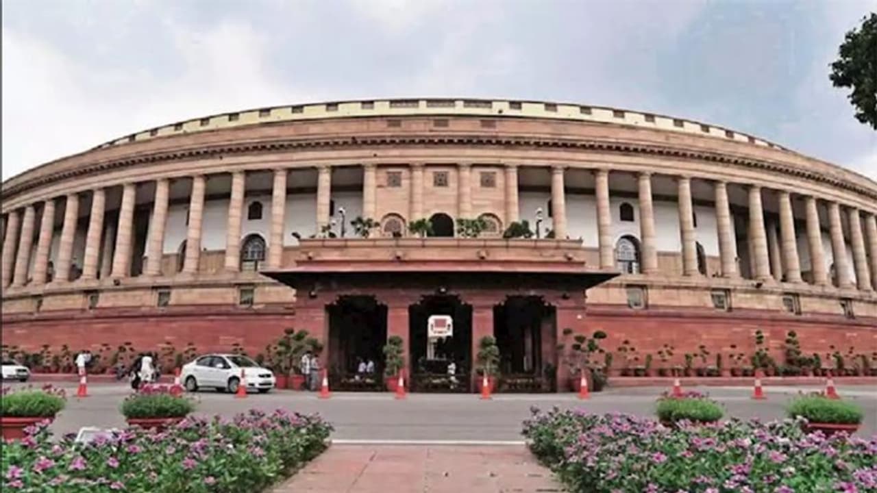 தமிழகத்தில் 6 ராஜ்ய சபா எம்.பி.க்கள் பதவி காலி... 6 பதவிகளை சரிசமமாக பகிர்ந்துகொள்ளும் திமுக, அதிமுக!