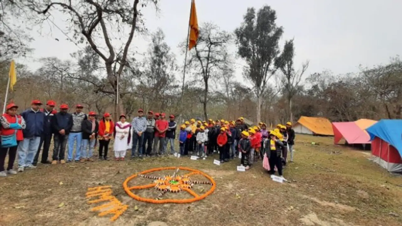 রায়গঞ্জে শুরু হয়েছে প্রকৃতি পাঠ শিবির, বাবা মা ছাড়াই জঙ্গলে রাত কাটাবে শিশুরা