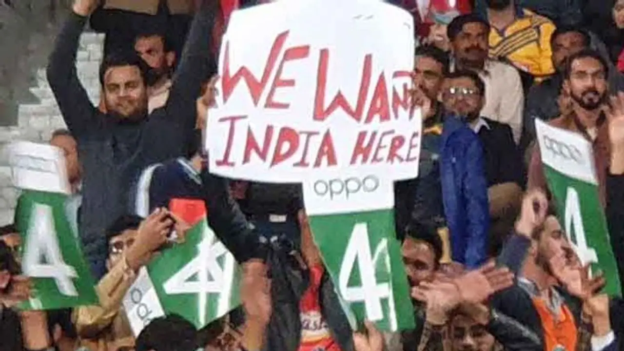 టీమిండియాతో మ్యాచ్ కావాలి: మ్యాచ్ మధ్యలో పాక్ అభిమానుల గోల