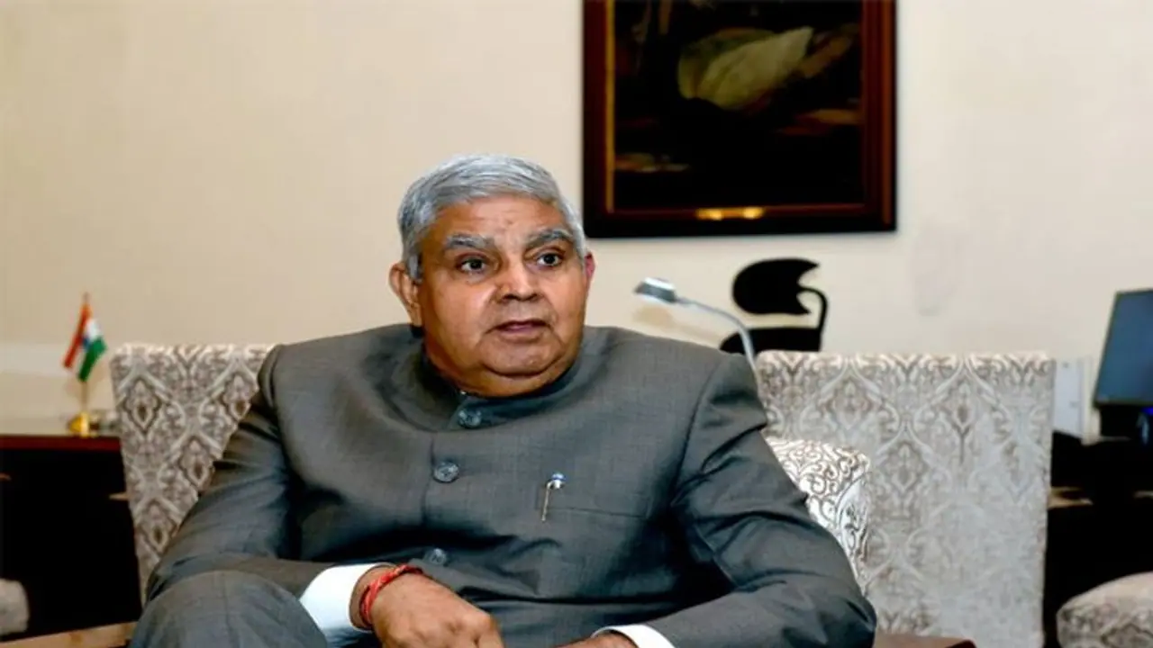 লাল কার্পেটের বদলে মমতা বিছালেন কাঁটা, ফের সমালোচনায় মুখর ধনখড়