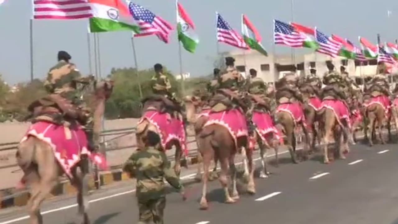 मोटेरा स्टेडियम में लगे बैनर, BSF की कैमल यूनिट भी करेगी स्वागत, तस्वीरों में देखें ऐसे की गई है तैयारी मोटेरा स्टेडियम में लगे बैनर, BSF की कैमल यूनिट भी करेगी स्वागत, तस्वीरों में देखें ऐसे की गई है तैयारी