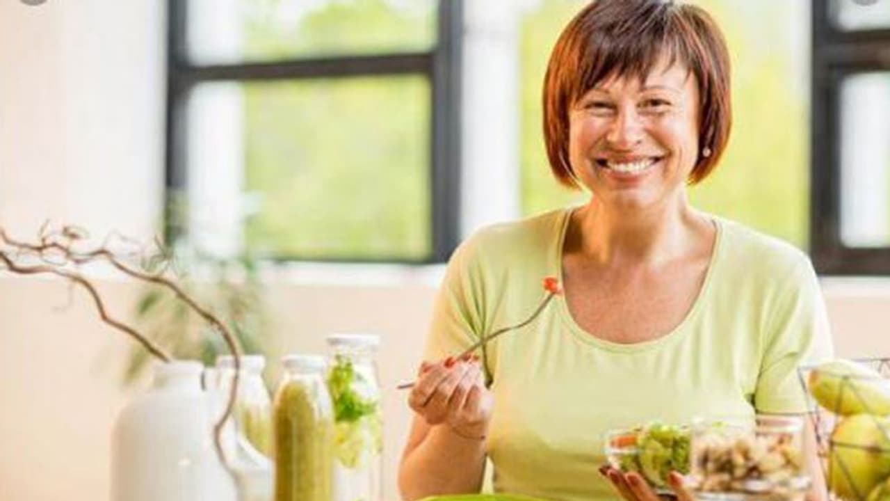 40 കഴിഞ്ഞ സ്ത്രീകൾ നിർബന്ധമായും കഴിക്കേണ്ട നാല് ഭക്ഷണങ്ങൾ 40 കഴിഞ്ഞ സ്ത്രീകൾ നിർബന്ധമായും കഴിക്കേണ്ട നാല് ഭക്ഷണങ്ങൾ