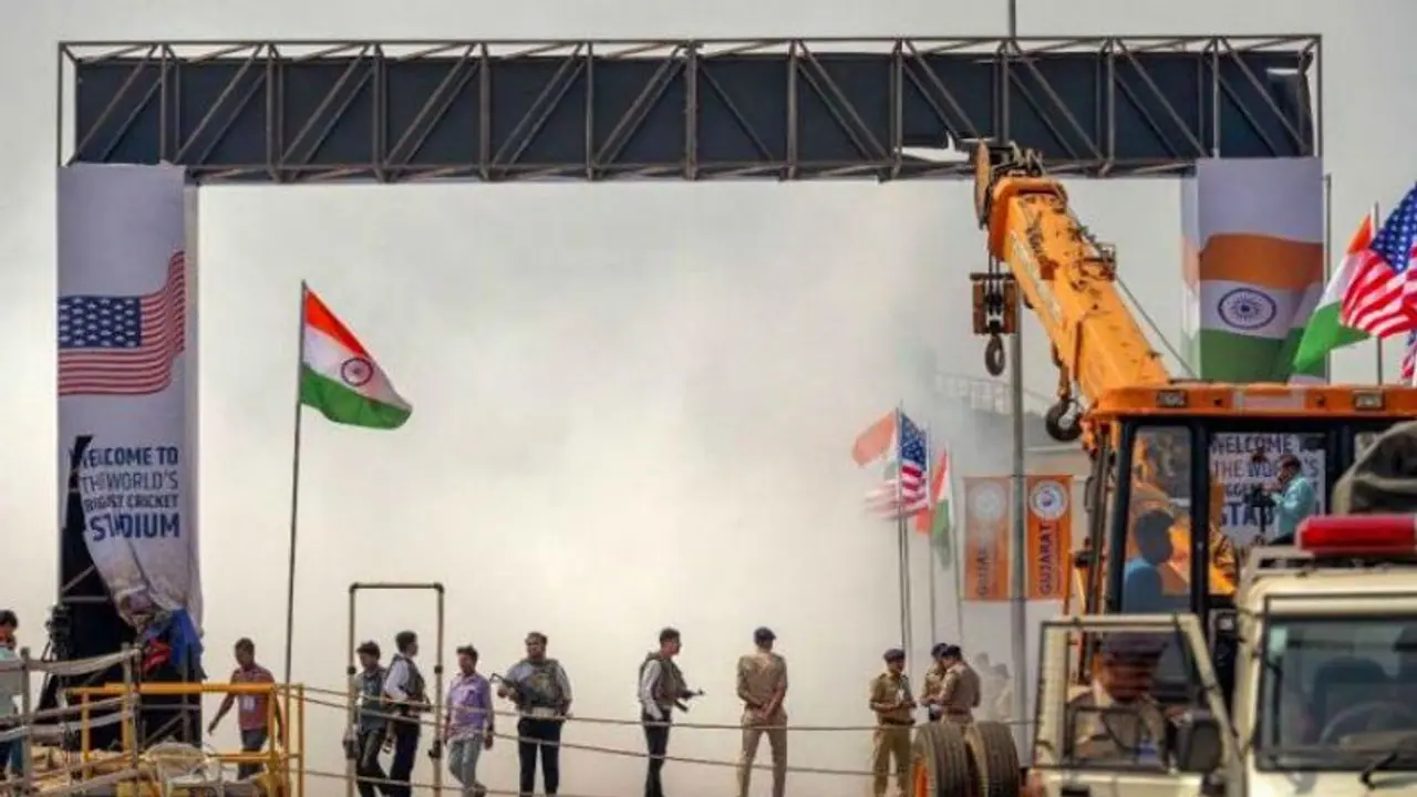 ট্রাম্পের প্রবেশের আগেই বড়সড় দুর্ঘটনা মোতেরায়, দেখুন ভিডিও ট্রাম্পের প্রবেশের আগেই বড়সড় দুর্ঘটনা মোতেরায়, দেখুন ভিডিও