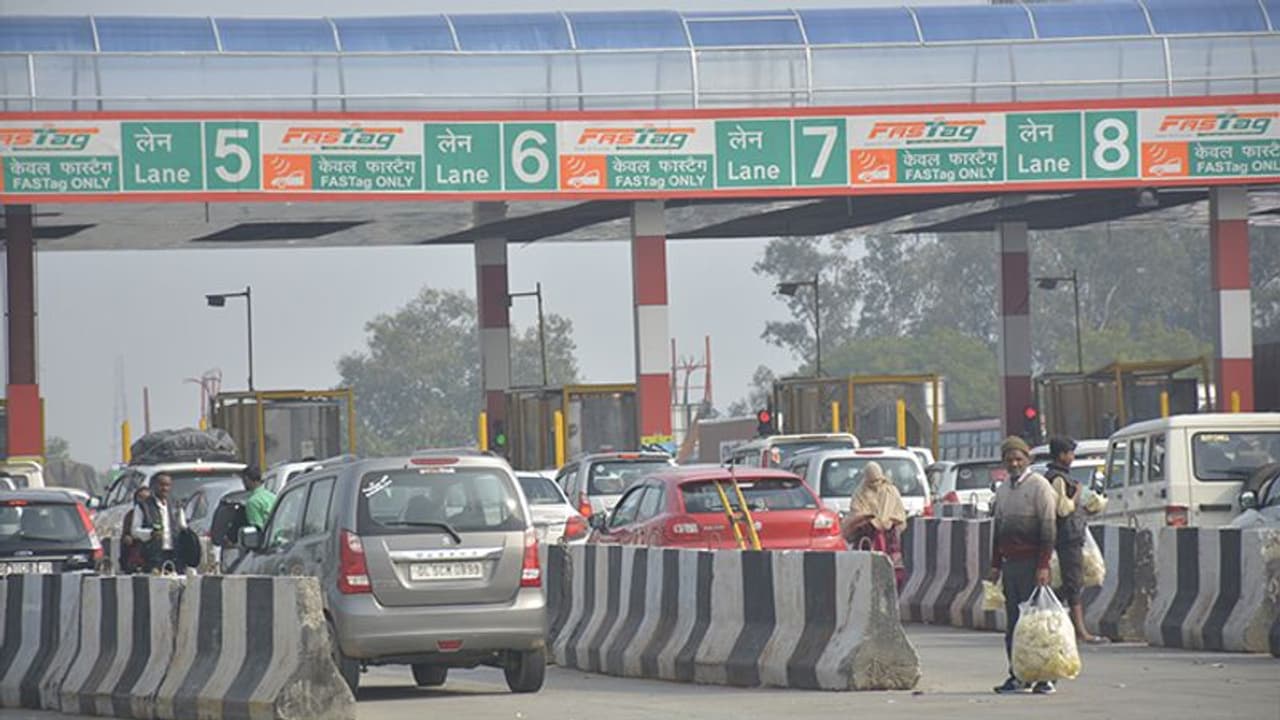 ഫാസ്ടാഗില്ലെങ്കിലും വഴിയില് പേടിക്കേണ്ട, കാര്ഡ് തന്നും പണം വാങ്ങും! ഫാസ്ടാഗില്ലെങ്കിലും വഴിയില് പേടിക്കേണ്ട, കാര്ഡ് തന്നും പണം വാങ്ങും!