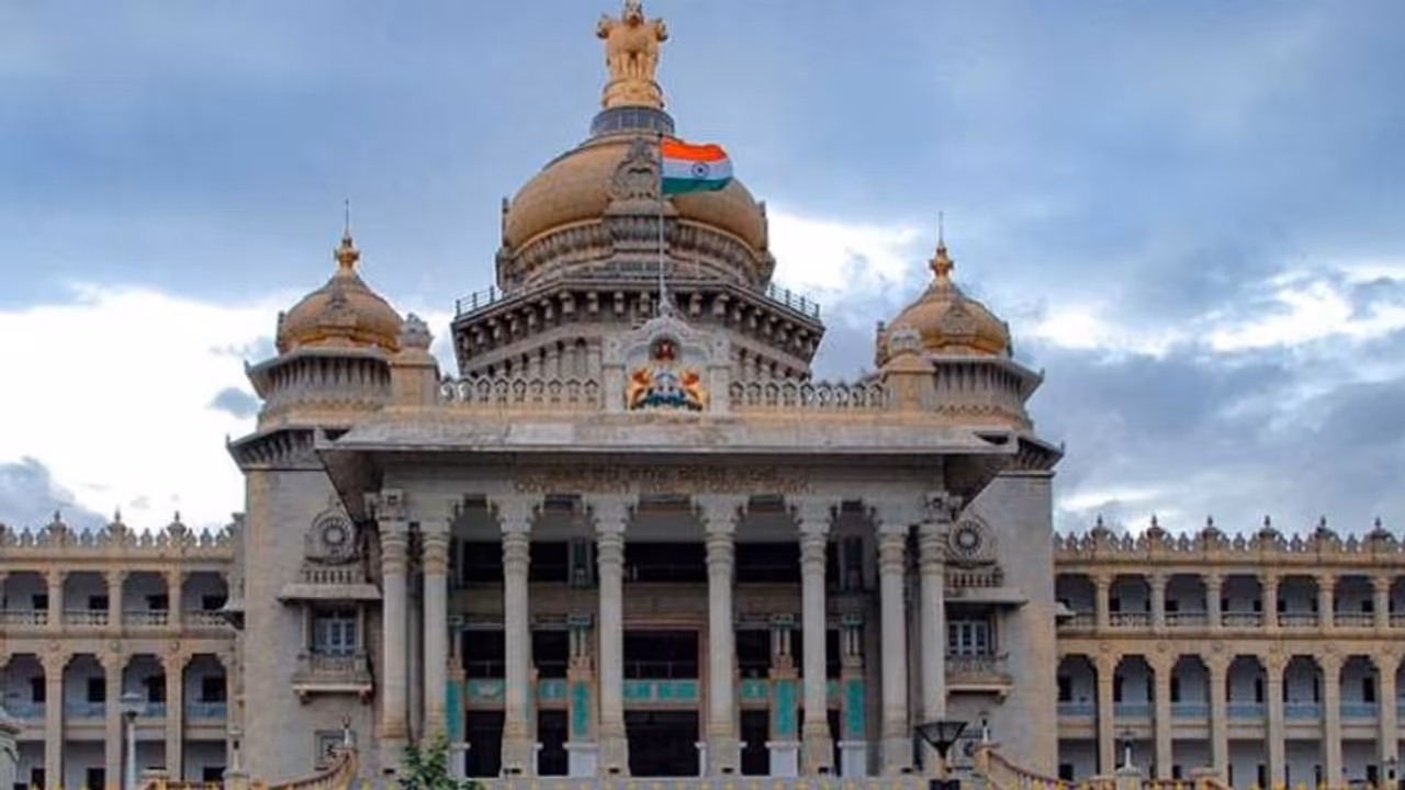 കര്ണാടകയില് എംഎല്എ ഹൗസില് പ്രവേശിക്കുന്നതിന് മാധ്യമപ്രവര്ത്തകര്ക്ക് വിലക്ക് കര്ണാടകയില് എംഎല്എ ഹൗസില് പ്രവേശിക്കുന്നതിന് മാധ്യമപ്രവര്ത്തകര്ക്ക് വിലക്ക്