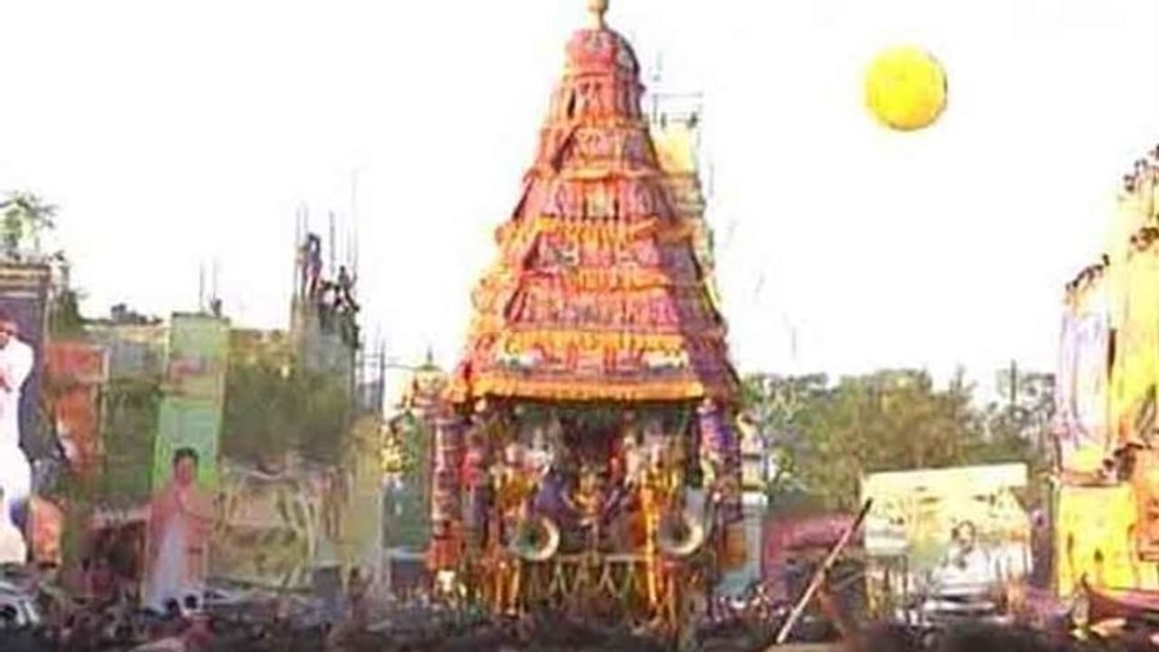 బాపట్ల ఎంపీ సురేష్‌పై దాడికి మహిళల యత్నం, జేఎసీ బస్సును వెంటాడిన యువకులు