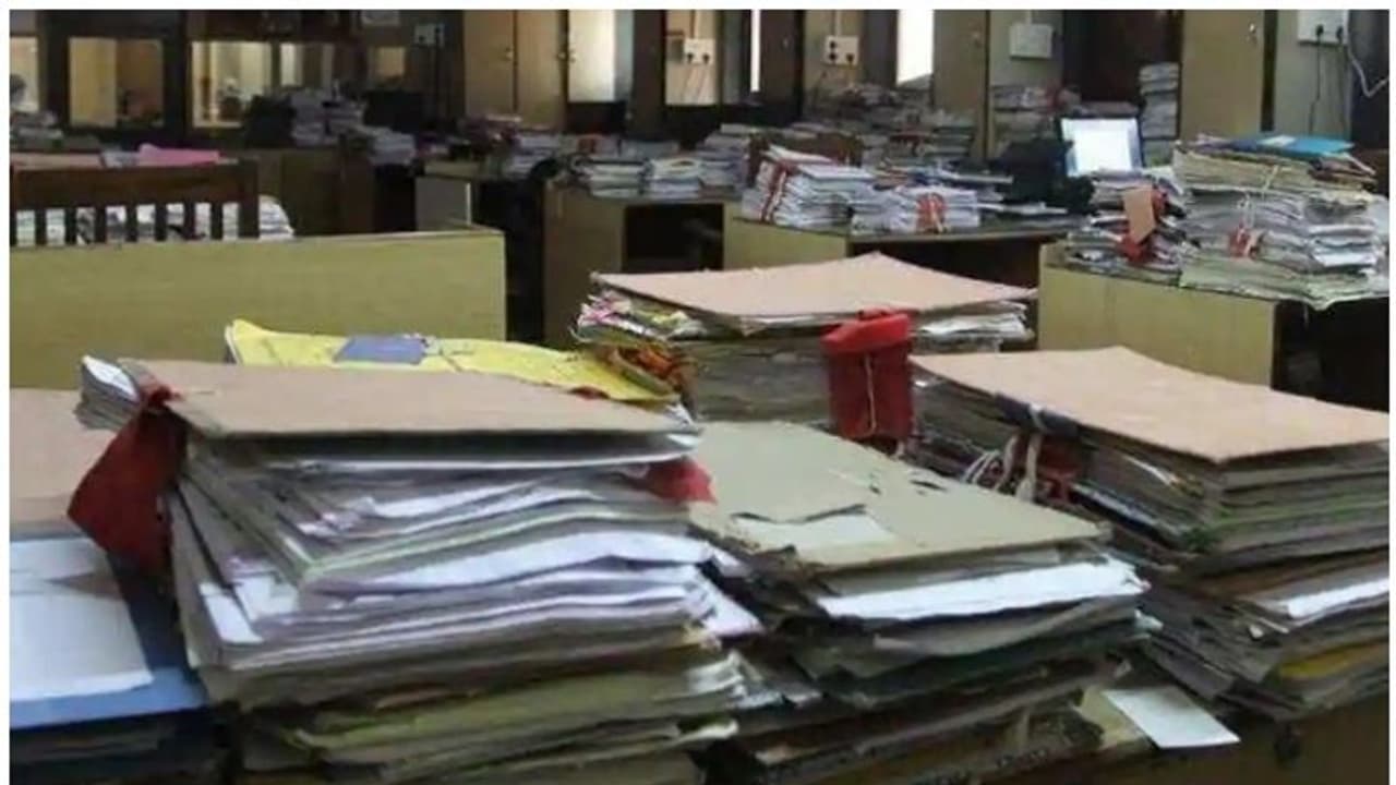 ഉമിനീര് ഉപയോഗിച്ച് ഫയലിന്റെ പേജുകൾ മറിക്കരുത്; പുതിയ നിർദ്ദേശവുമായി ഉത്തർപ്രദേശ് സർക്കാർ ഉമിനീര് ഉപയോഗിച്ച് ഫയലിന്റെ പേജുകൾ മറിക്കരുത്; പുതിയ നിർദ്ദേശവുമായി ഉത്തർപ്രദേശ് സർക്കാർ