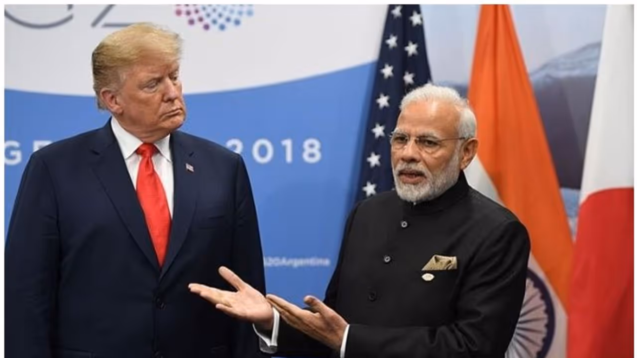 అహ్మదాబాద్‌కు చేరుకొన్న ట్రంప్ దంపతులు: ఘనస్వాగతం పలికిన మోడీ