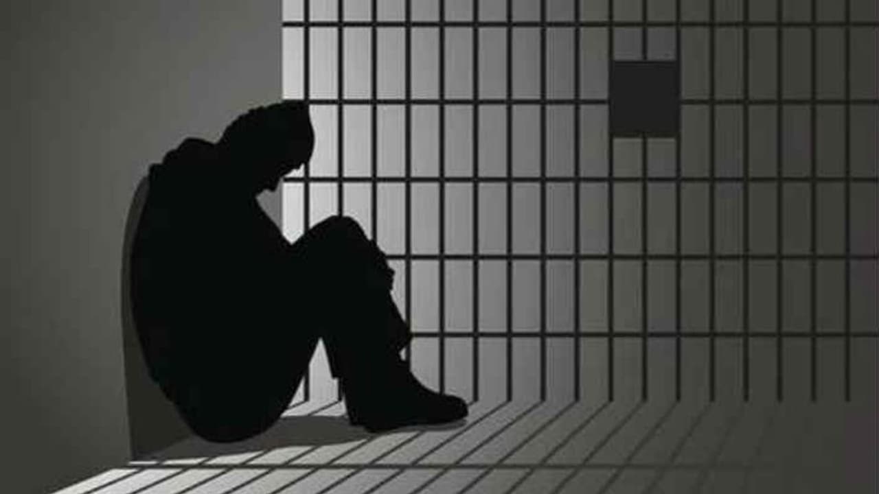 వాట్సాప్ లో యువతి అసభ్య చిత్రాలు.. యువకుడు అరెస్ట్