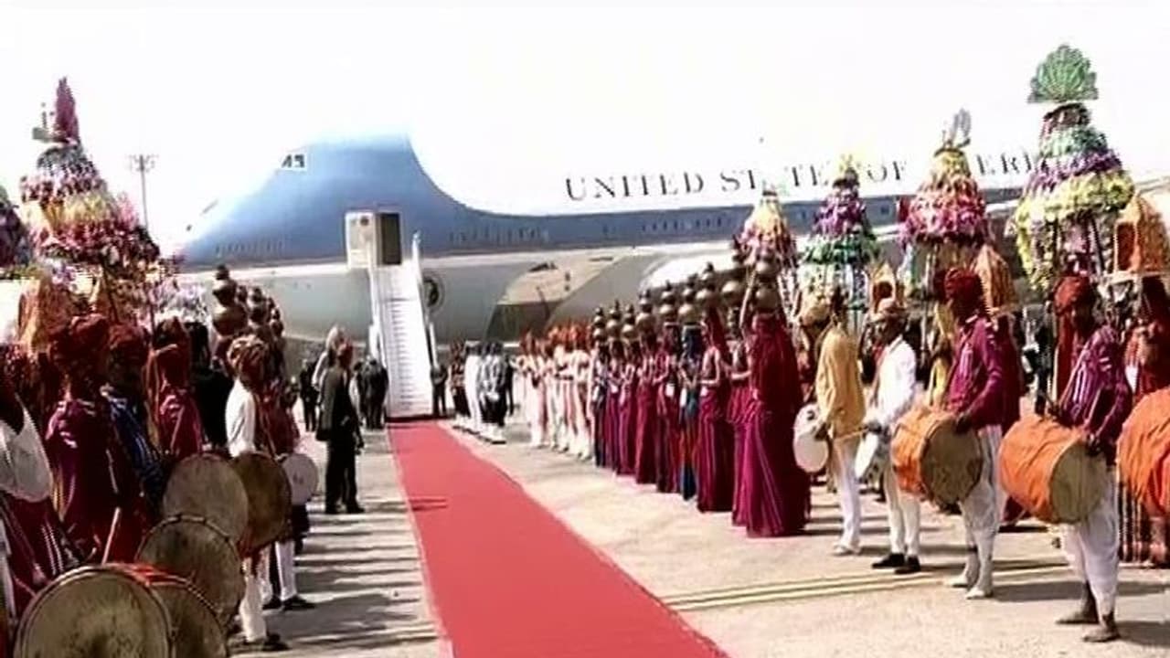 விமான நிலையத்தில் வந்த உடன் ஆச்சரியத்தில் உறைந்த ட்ரம்ப்..!! வரவேற்பால் உள்ளம் குளிர்ந்தார்...!! விமான நிலையத்தில் வந்த உடன் ஆச்சரியத்தில் உறைந்த ட்ரம்ப்..!! வரவேற்பால் உள்ளம் குளிர்ந்தார்...!!