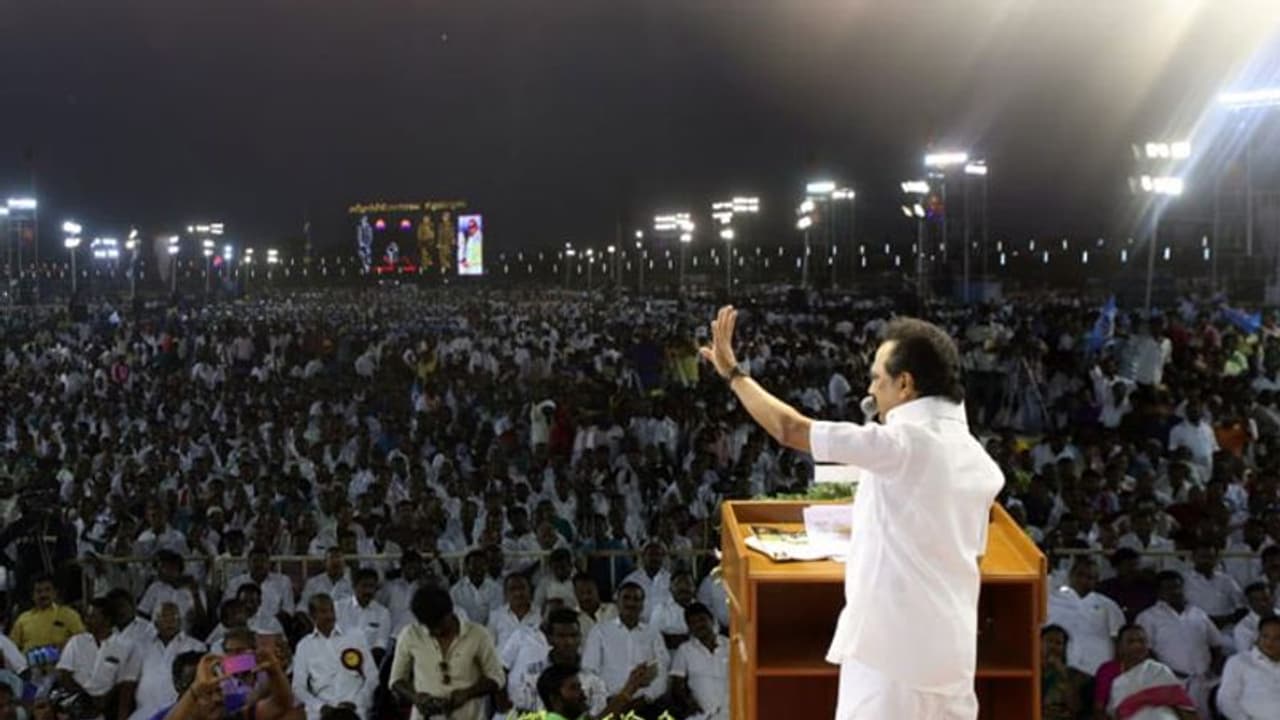 புத்தியில்லாதவர்கள் கையில் ஆட்சி.. குட்டி கதையை சொல்லி எடப்பாடியை கேவலமாக விமர்சித்த மு.க.ஸ்டாலின்..! புத்தியில்லாதவர்கள் கையில் ஆட்சி.. குட்டி கதையை சொல்லி எடப்பாடியை கேவலமாக விமர்சித்த மு.க.ஸ்டாலின்..!