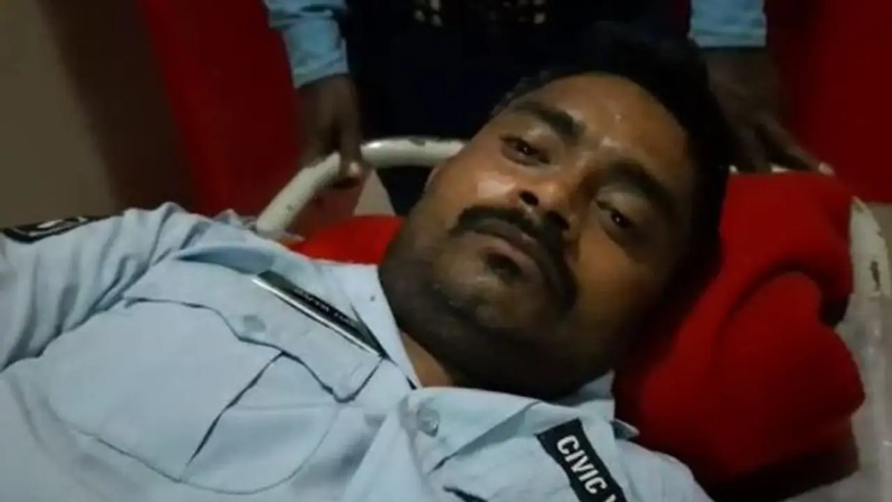 অফিসারের 'হেনস্থা', কর্তব্যরত অবস্থায় আত্মহত্যার চেষ্টা সিভিক ভলেন্টিয়ারের অফিসারের 'হেনস্থা', কর্তব্যরত অবস্থায় আত্মহত্যার চেষ্টা সিভিক ভলেন্টিয়ারের