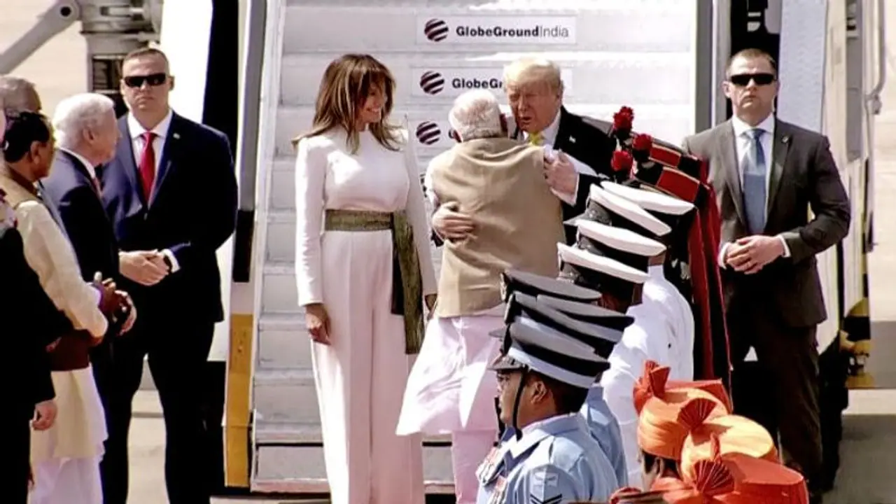 সপরিবারে ভারতে পৌঁছলেন ট্রাম্প, জড়িয়ে ধরে বন্ধুকে স্বাগত জানালেন মোদী সপরিবারে ভারতে পৌঁছলেন ট্রাম্প, জড়িয়ে ধরে বন্ধুকে স্বাগত জানালেন মোদী