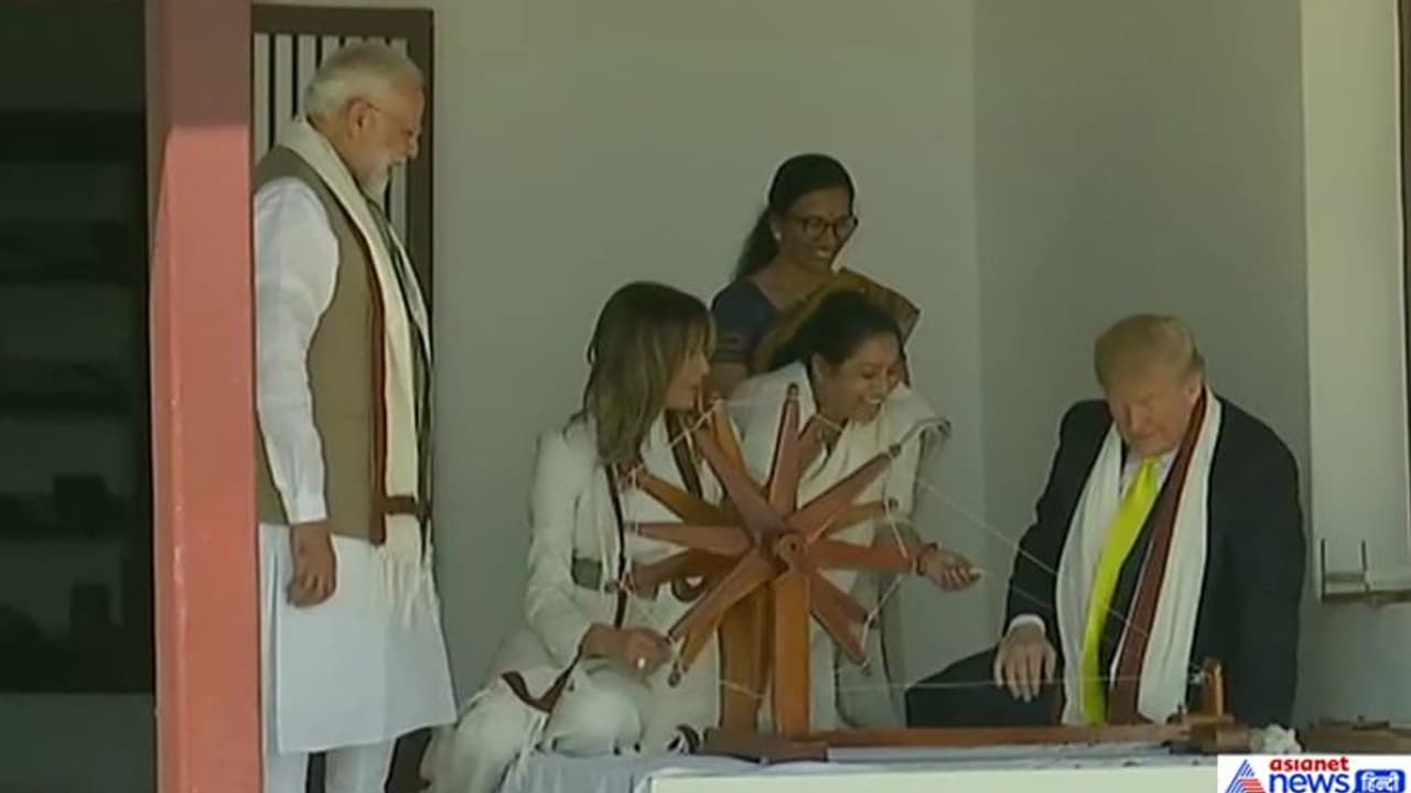 சபர்மதி ஆசிரமத்தில் தரையில் அமர்ந்த ட்ரம்ப்...!! கைத்தறி ஆடையை அணிந்தார்...!! சபர்மதி ஆசிரமத்தில் தரையில் அமர்ந்த ட்ரம்ப்...!! கைத்தறி ஆடையை அணிந்தார்...!!