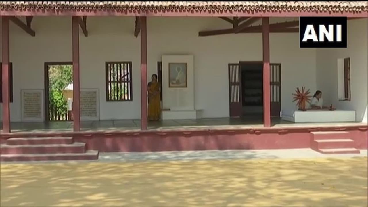 సబర్మతి ఆశ్రమంలో రాట్నం తిప్పిన ట్రంప్ దంపతులు