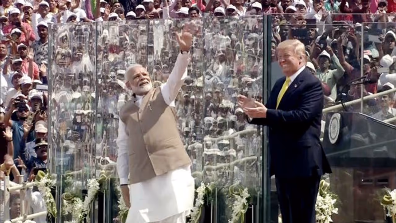 বন্ধুকে দেওয়া কথা রাখতে পেরে স্বস্তিতে মোদী, মোতেরার ভিড় দেখে মুগ্ধ মার্কিন প্রেসিডেন্ট বন্ধুকে দেওয়া কথা রাখতে পেরে স্বস্তিতে মোদী, মোতেরার ভিড় দেখে মুগ্ধ মার্কিন প্রেসিডেন্ট