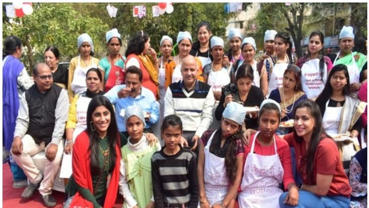 നായ പരാമർശം; ആർത്തവമുള്ള സ്ത്രീകൾ ഒരുക്കിയ സദ്യ കഴിക്കാനെത്തിയത് സിസോദിയ അടക്കമുള്ള പ്രമുഖർ നായ പരാമർശം; ആർത്തവമുള്ള സ്ത്രീകൾ ഒരുക്കിയ സദ്യ കഴിക്കാനെത്തിയത് സിസോദിയ അടക്കമുള്ള പ്രമുഖർ