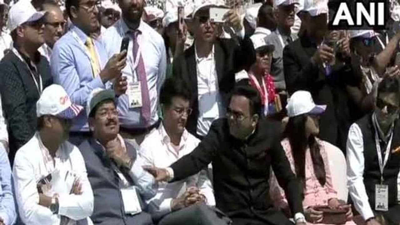 నమస్తే ట్రంప్ ఈవెంట్: మొతేరాలో మెరిసిన సౌరవ్ గంగూలీ నమస్తే ట్రంప్ ఈవెంట్: మొతేరాలో మెరిసిన సౌరవ్ గంగూలీ