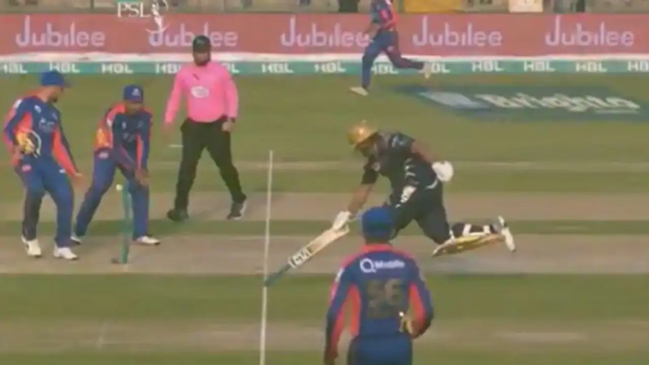 பாகிஸ்தான் முன்னாள் வீரரின் மகன் களத்தில் செய்த காரியம்.. வைரலாகும் வீடியோ பாகிஸ்தான் முன்னாள் வீரரின் மகன் களத்தில் செய்த காரியம்.. வைரலாகும் வீடியோ