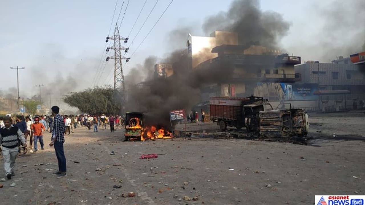 సీఏఏ ఆందోళనల్లో హింస, రాళ్లదాడి.. కానిస్టేబుల్ మృతి సీఏఏ ఆందోళనల్లో హింస, రాళ్లదాడి.. కానిస్టేబుల్ మృతి