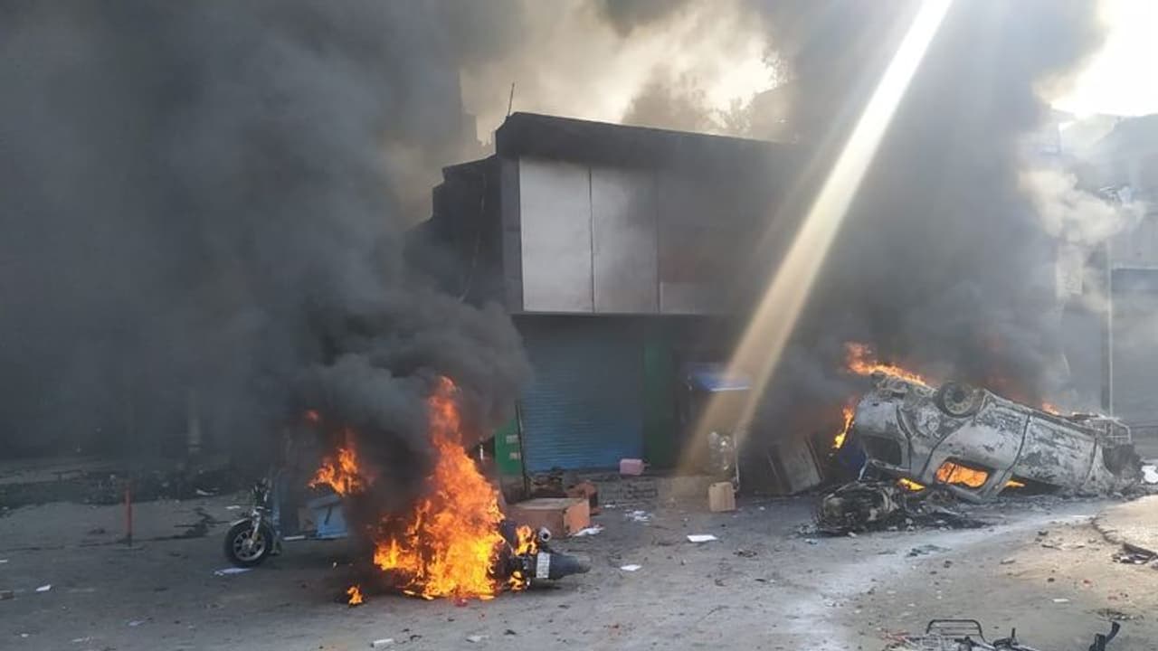 ট্রাম্প আসার দিনই অগ্নিগর্ভ দিল্লি, প্রাণ হারালেন কনস্টেবল, জ্বলল বাড়ি দমকলের গাড়ি ট্রাম্প আসার দিনই অগ্নিগর্ভ দিল্লি, প্রাণ হারালেন কনস্টেবল, জ্বলল বাড়ি দমকলের গাড়ি