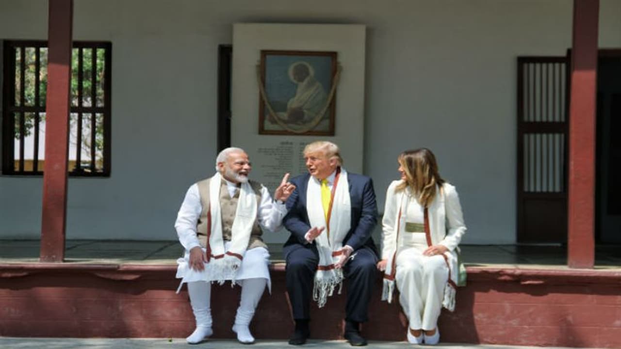 পরিবারতন্ত্রের প্রশংসায় মোদী, গাইলেন মেলানিয়া থেকে ইভাঙ্কার গুণগান পরিবারতন্ত্রের প্রশংসায় মোদী, গাইলেন মেলানিয়া থেকে ইভাঙ্কার গুণগান