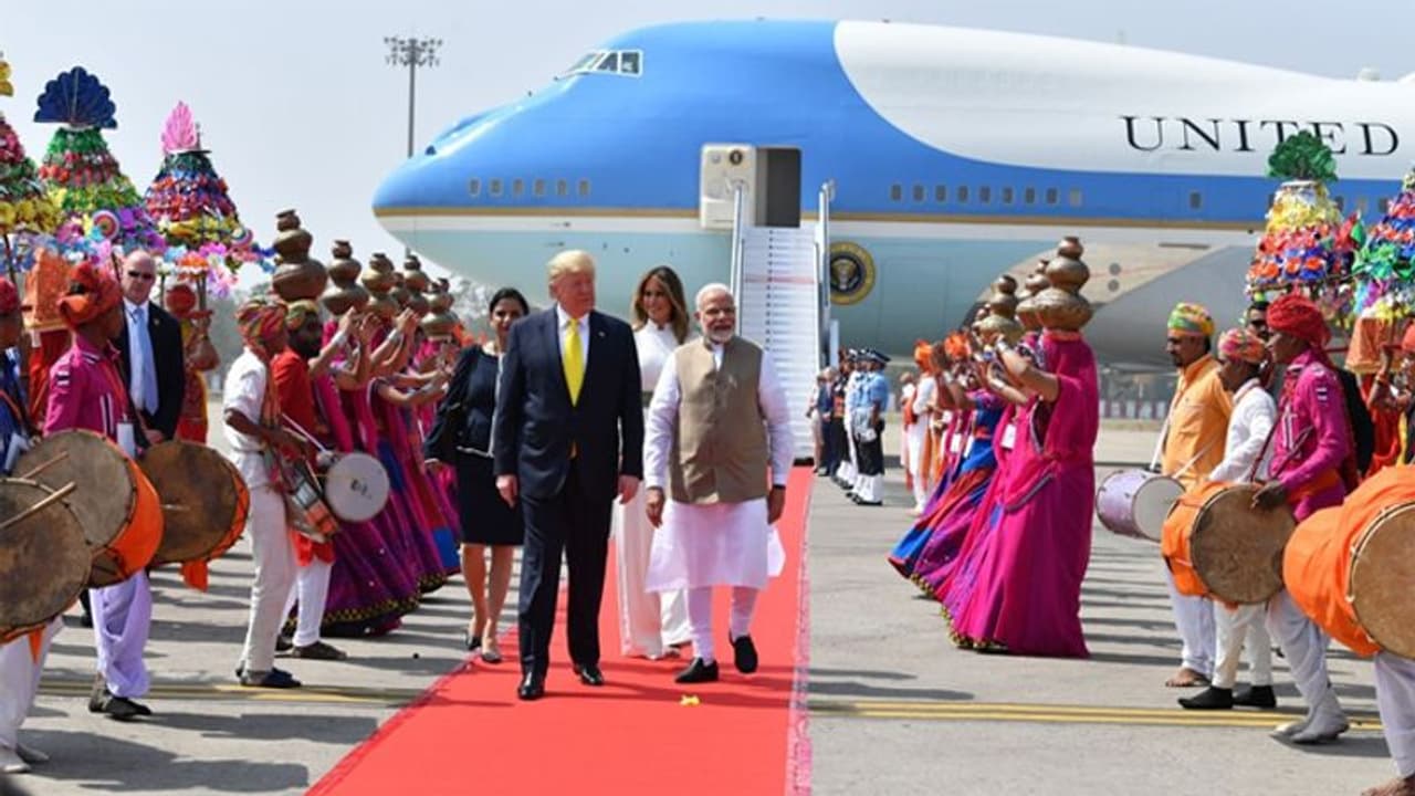 ட்ரம்ப வந்த நேரத்தில் தலைநகரில் வெடித்த கலவரம்...!! உச்சகட்ட பதற்றத்தில் உள்துறை அமைச்சகம்...!! ட்ரம்ப வந்த நேரத்தில் தலைநகரில் வெடித்த கலவரம்...!! உச்சகட்ட பதற்றத்தில் உள்துறை அமைச்சகம்...!!