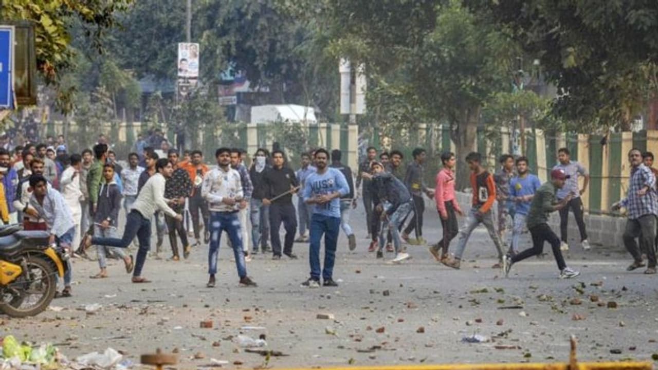 டெல்லியில் துப்பாக்கிச்சூடு பயங்கர வன்முறை... தலைமைக் காவலர் உயிரிழப்பால் உச்சக்கட்ட பதற்றம்..! டெல்லியில் துப்பாக்கிச்சூடு பயங்கர வன்முறை... தலைமைக் காவலர் உயிரிழப்பால் உச்சக்கட்ட பதற்றம்..!