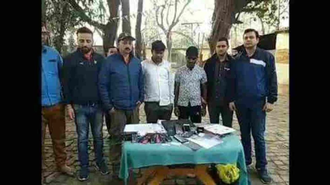 ऑनलाइन ठगी से बनाए करोड़ों, छापा मारने गांव पहुंची दो राज्यों की पुलिस संपत्ति देख हुई हैरान ऑनलाइन ठगी से बनाए करोड़ों, छापा मारने गांव पहुंची दो राज्यों की पुलिस संपत्ति देख हुई हैरान