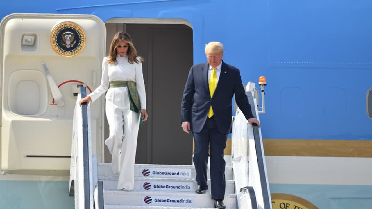 ట్రంప్ పర్యటన లైవ్ అప్డేట్స్: ఢిల్లీ చేరుకున్న ట్రంప్ దంపతులు, నేరుగా ఐటీసీ మౌర్యకు ట్రంప్ పర్యటన లైవ్ అప్డేట్స్: ఢిల్లీ చేరుకున్న ట్రంప్ దంపతులు, నేరుగా ఐటీసీ మౌర్యకు