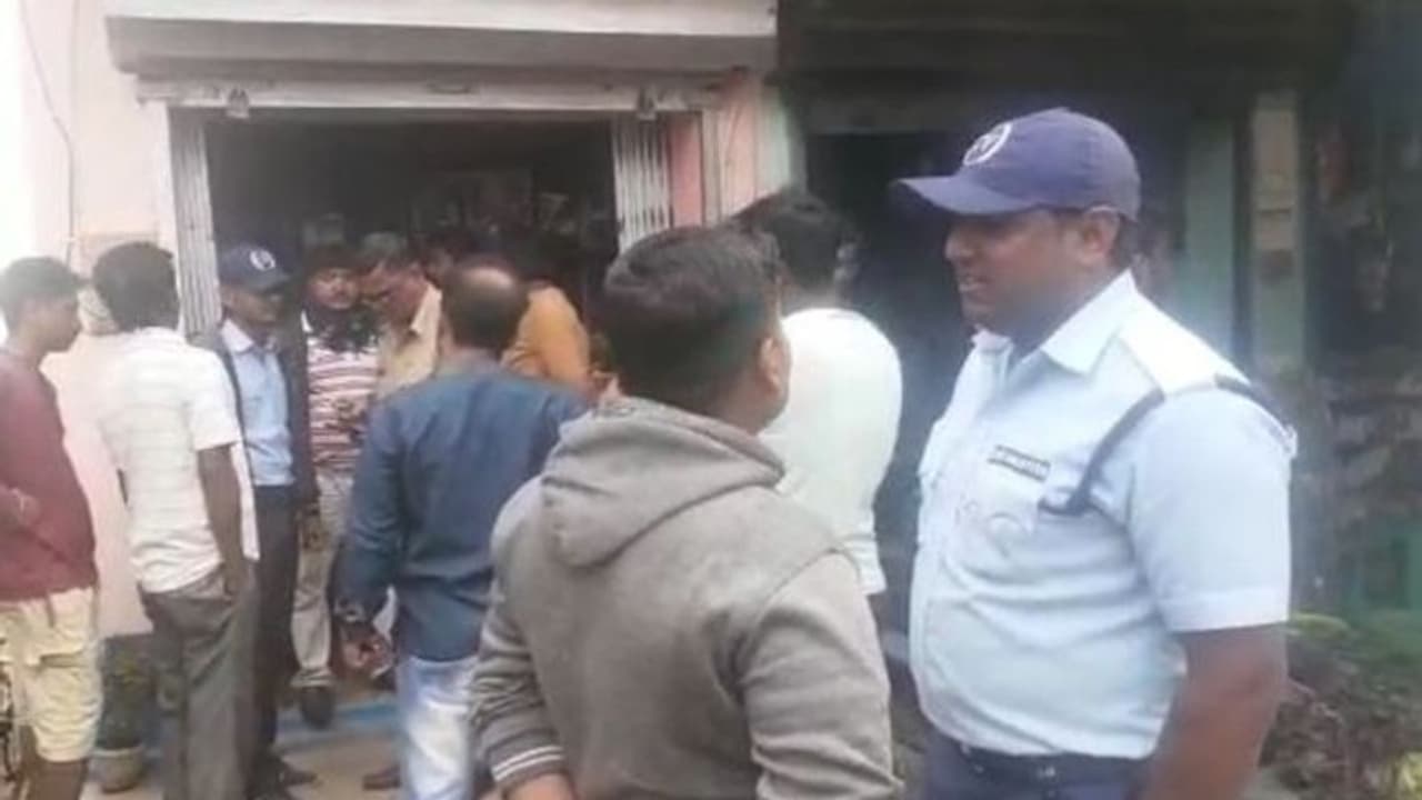 ফের শিরোনামে পোলবা, সোনার দোকান থেকে লুঠ হল লক্ষাধিক টাকার গয়না ফের শিরোনামে পোলবা, সোনার দোকান থেকে লুঠ হল লক্ষাধিক টাকার গয়না