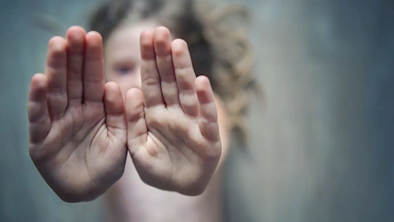 தாய் வேறொருவருடன் ஓட்டம்.. சகோதரியின் கை கால்களை கட்டி வைத்து பாலியல் தொந்தரவு கொடுத்த காமக்கொடூர அண்ணன்..!