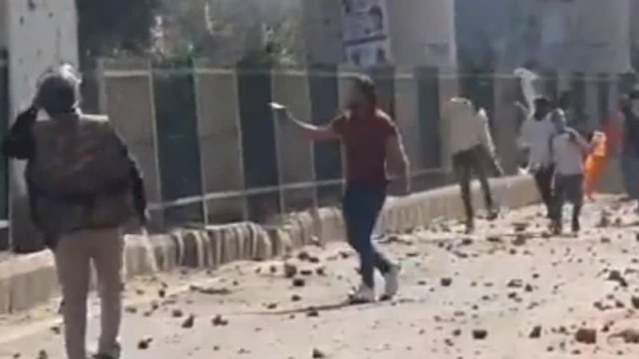 വടക്കുകിഴക്കന് ദില്ലിയിലെ സംഘര്ഷം; പൊലീസുകാര്ക്ക് നേരെ നിരവധിതവണ വെടിയുതിര്ത്ത് അജ്ഞാതനായ യുവാവ് വടക്കുകിഴക്കന് ദില്ലിയിലെ സംഘര്ഷം; പൊലീസുകാര്ക്ക് നേരെ നിരവധിതവണ വെടിയുതിര്ത്ത് അജ്ഞാതനായ യുവാവ്