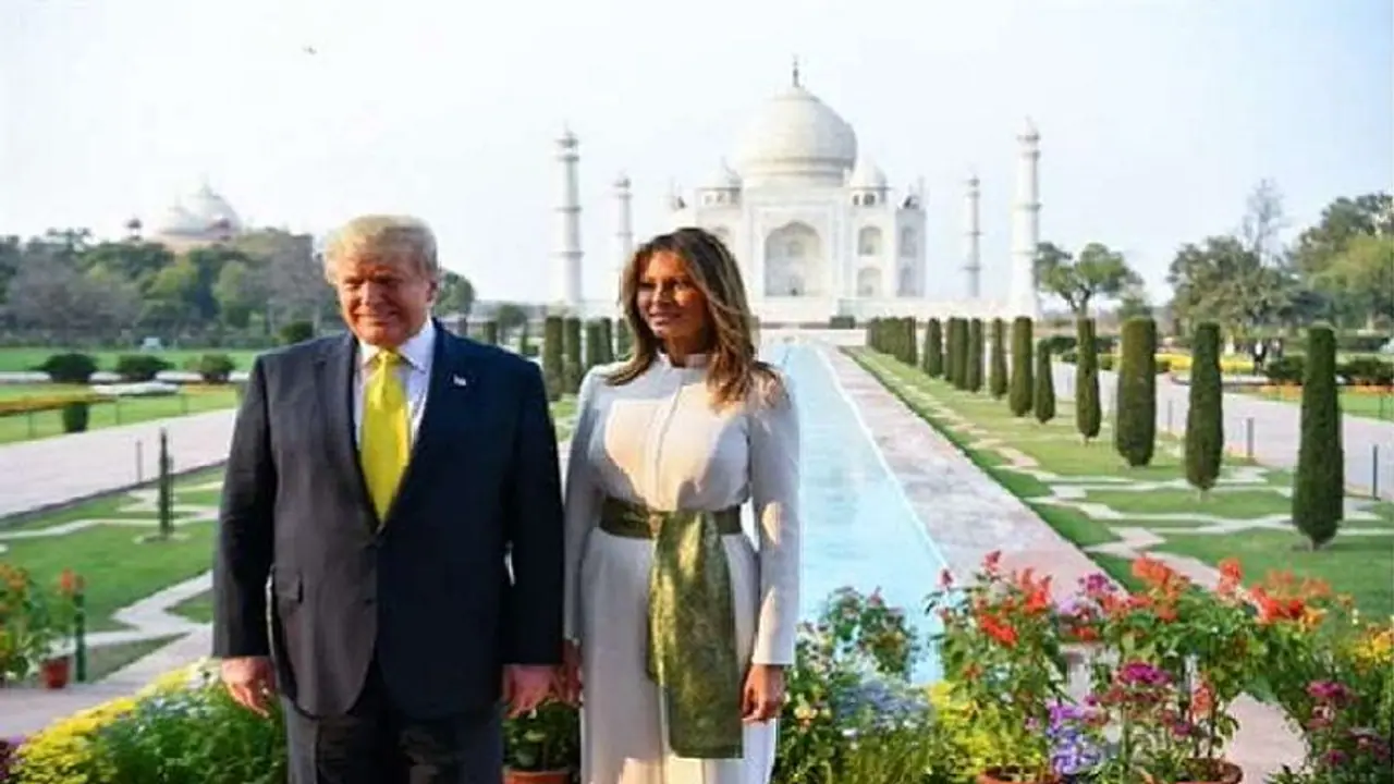 వాహ్ తాజ్: ముగ్ధులై, ఫోటోలు దిగిన ట్రంప్ దంపతులు వాహ్ తాజ్: ముగ్ధులై, ఫోటోలు దిగిన ట్రంప్ దంపతులు