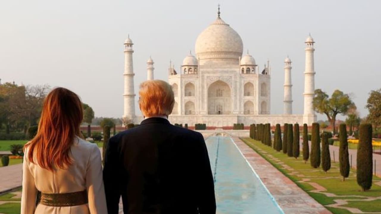 হাতে হাত রেখে রোম্যান্টিক ট্রাম্প, গোধূলির আলোয় তাজ দেখে আপ্লুত মার্কিন প্রেসিডেন্ট হাতে হাত রেখে রোম্যান্টিক ট্রাম্প, গোধূলির আলোয় তাজ দেখে আপ্লুত মার্কিন প্রেসিডেন্ট